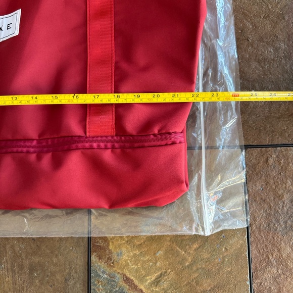 NWOT Luxe Scarlet Red LARGE nylon Bag - Picture 7 of 8